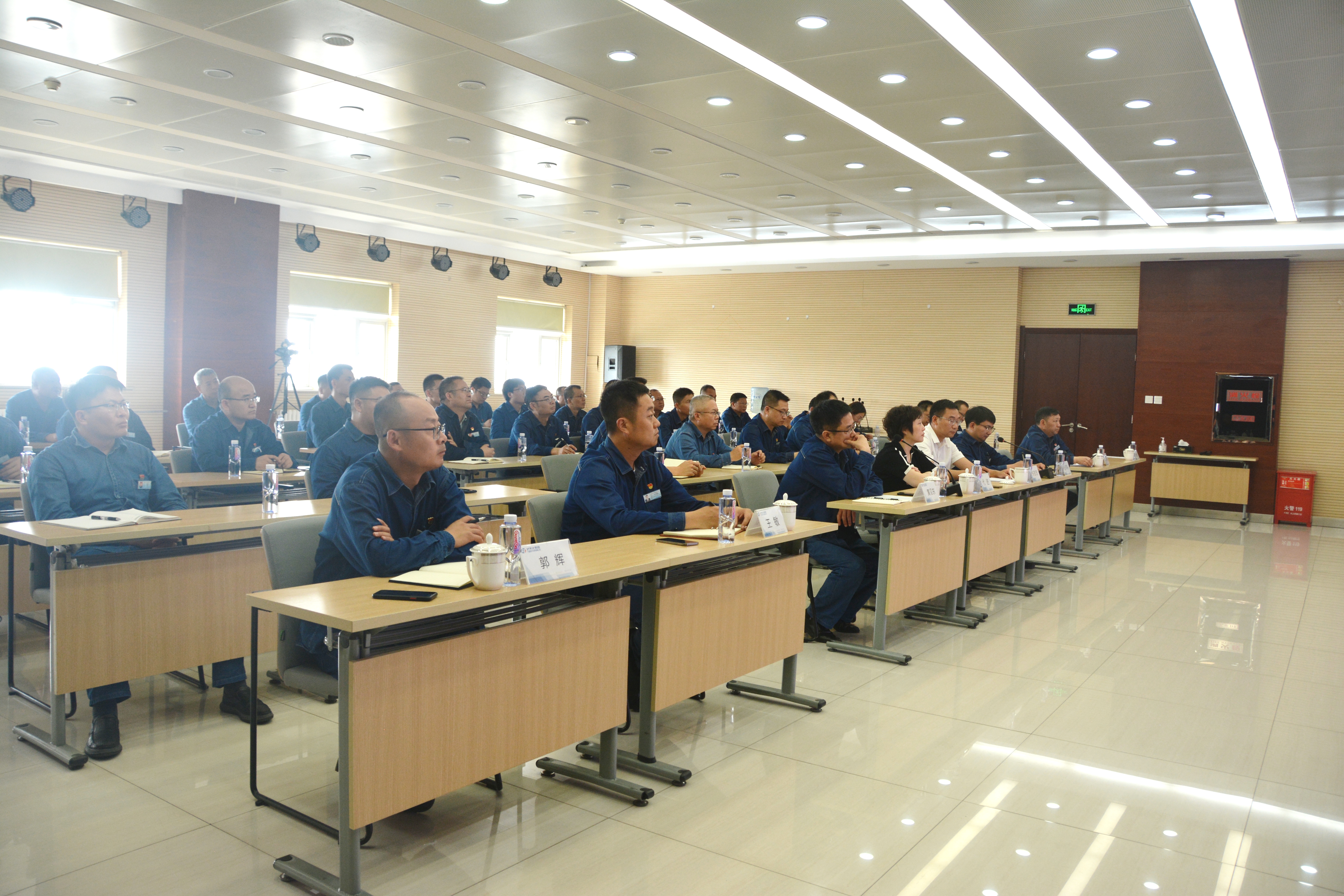 寧忠培為和寧公司黨員干部講黨課 (3).jpg