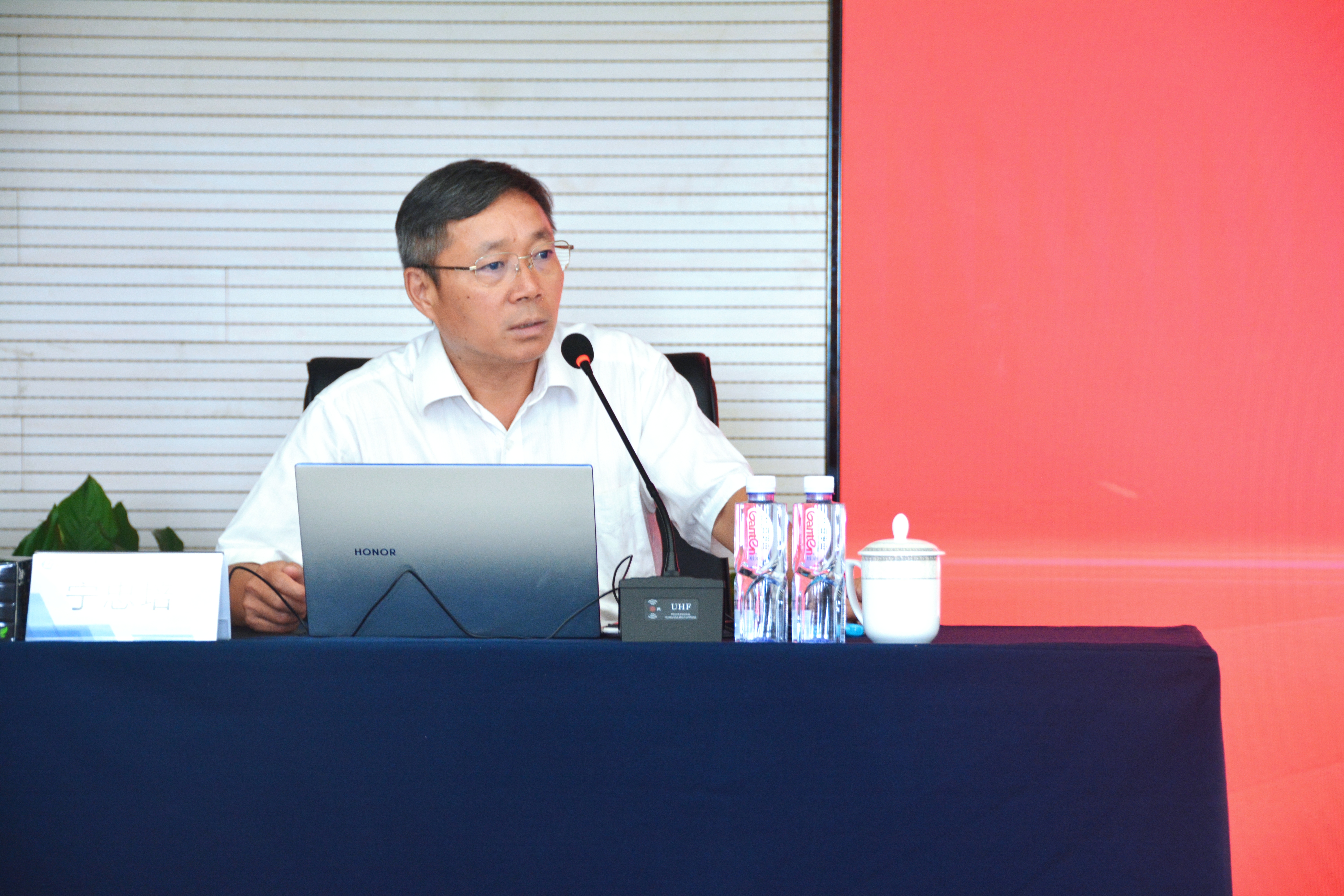 寧忠培為和寧公司黨員干部講黨課 (1).jpg